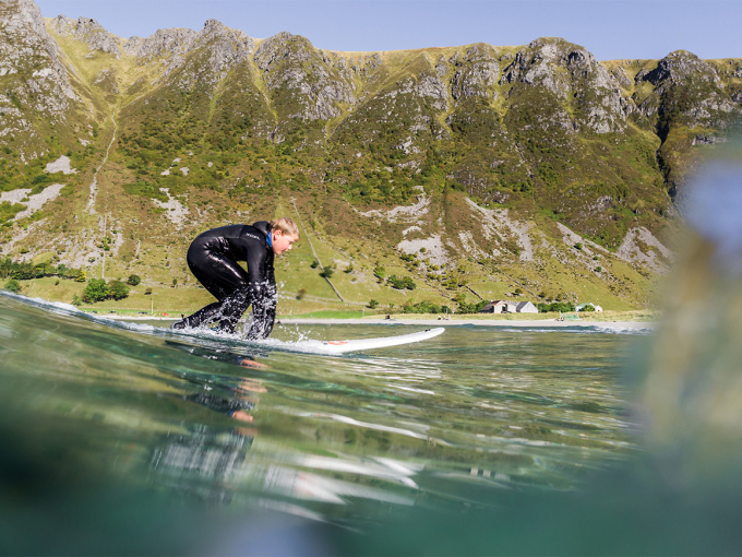 Prinsen surfer utenfor Stad. Foto: Fjordlapse Photography